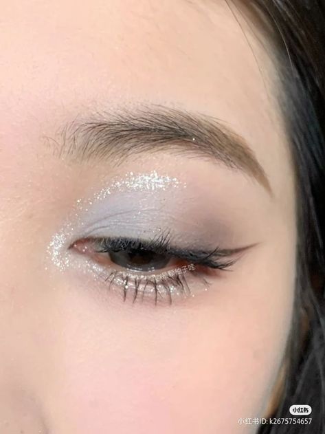 Douyin Glitter, White Eyeshadow Makeup, Sliver Makeup, White Eye Makeup, Blue Eyeliner Makeup, Disco Makeup, Shimmery Makeup, Quinceanera Makeup, Glam Eye Makeup