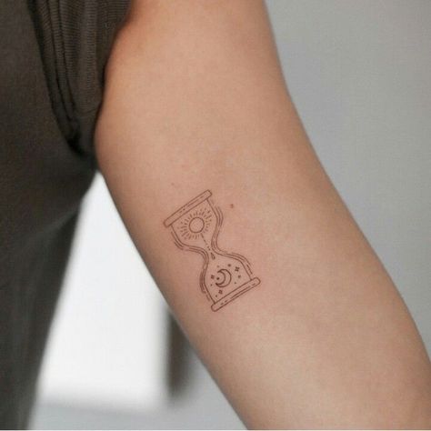 Small Hourglass Tattoo, Tattoo Hourglass, Hourglass Tattoo, Polynesian Tattoos, Inspiration Tattoos, Initial Tattoo, Dainty Tattoos, 문신 디자인, Little Tattoos