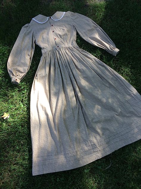 Linen Prairie Dress, 1885 Fashion, 1910s Aesthetic, Prairie Outfit, Little House On The Prairie Dress, Prairie Dress Pattern, Farm Dresses, Caroline Ingalls, Railroad Photoshoot