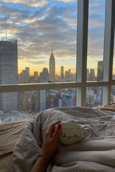 ☕ Nyc Aesthetic Bedroom, New Your Aesthetic, Living Life Aesthetic, Living In New York City Aesthetic, Appartement New York, Nyc Penthouse, City View Apartment, Apartment View, Hijau Mint