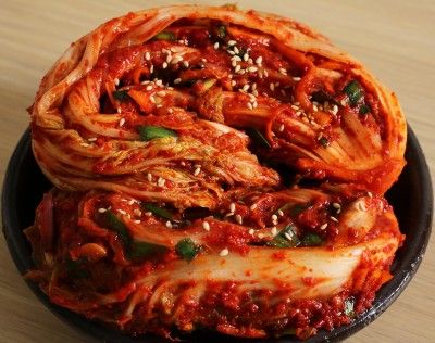 Traditional napa cabbage kimchi (Tongbaechu-kimchi) Originally posted on June 22, 2014 at 9:44 pm by Maangchi Traditional Kimchi Recipe, Korean Food Kimchi, Koreansk Mad, Cabbage Kimchi, Naengmyeon, Korean Kimchi, Cibo Asiatico, Kimchi Recipe, Korean Cooking