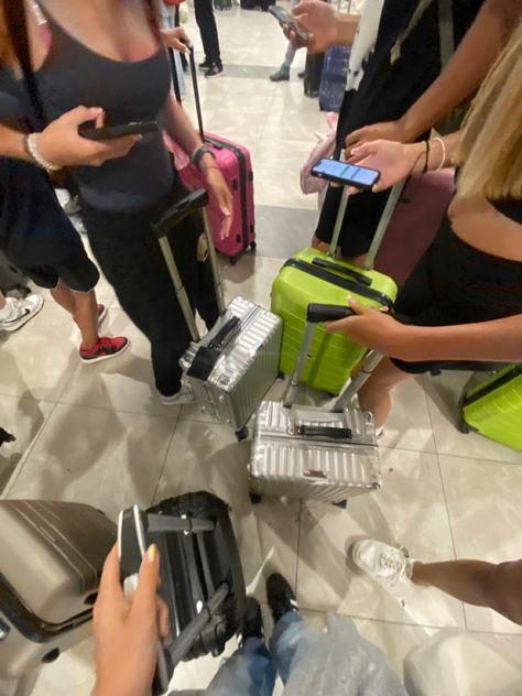 traveling with friends<3🌞💓 Selfies With Friends, Traveling With Friends, In Airport, Mirror Selfie Poses, Selfie Poses, Selfies, Vision Board, Mirror Selfie, Train