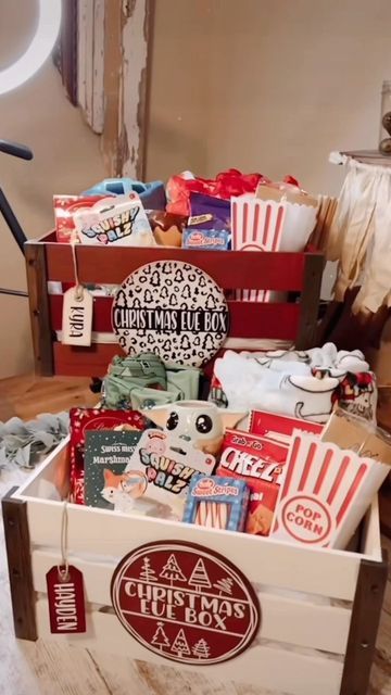 Christmas Gift Crate Ideas, Christmas Eve Crate Designs, Christmas Eve Present Ideas, Christmas Snack Baskets Gift Ideas, Christmas Eve Boxes For Teenagers, Christmas Eve Crates, Family Christmas Baskets Gift Ideas, Christmas Eve Crate Ideas, Christmas Eve Basket For Kids