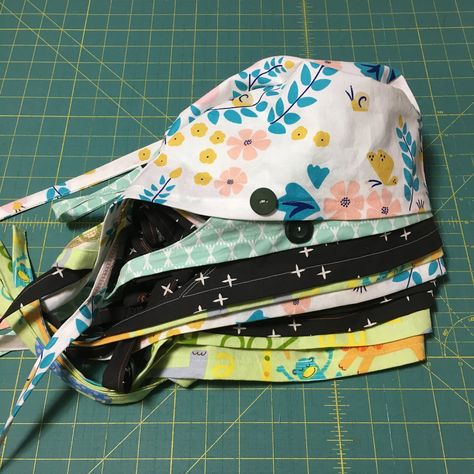 Twelve Bees Handmade: How to Sew a Surgical Cap - Pattern & DIY Tutorial Diy Scrub Cap, Scrubs Pattern, Scrub Hat Patterns, Scrub Caps Pattern, Guelph Ontario, Sewing Hats, Home Feeling, Ipad Holder, Cap Patterns