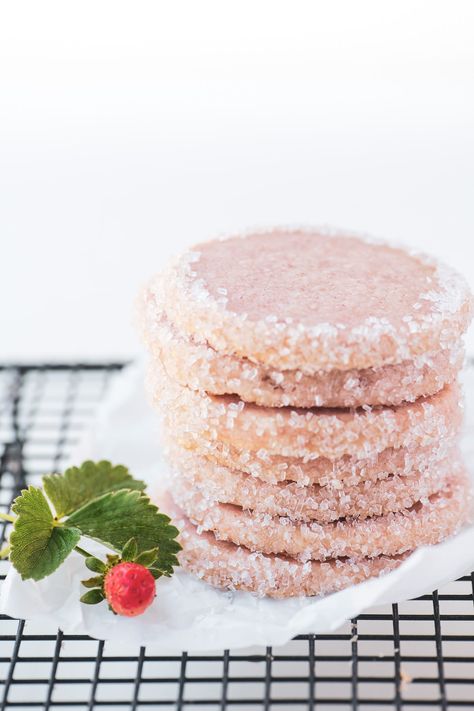 Strawberry Shortbread Cookies, Dessert Spring, Strawberry Shortbread, Strawberry Cookie, Cake Mug, Pink Cookies, Dried Berries, Shortbread Cookie Recipe, Strawberry Cookies