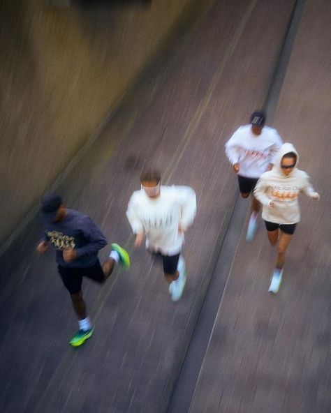 Working Out Aesthetic Running, City Running Photography, Nyc Running Aesthetic, Sunday Running Club, Vintage Running Aesthetic, Running Club Aesthetic, Running Vision Board, Aesthetic Running Pictures, Run Club Aesthetic