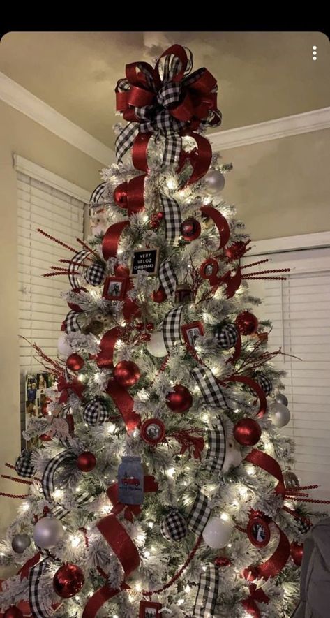 Black Plaid Tree With Red Accents Christmas Tree Ideas 2022, Themed Christmas Tree Ideas, Christmas Goals, Gym Christmas, Christmas Tree Decorations Ribbon, Christmas Tree Decorated, Themed Christmas Tree, Bedroom Christmas, Christmas Tree Decorating Themes