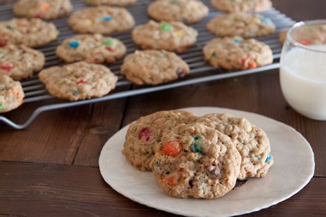 Chewy m&m Oatmeal Cookies Whats Gaby Cooking, Oatmeal Cookie Recipes, Chewy Chocolate Chip Cookies, Best Cookie Recipes, Cookie Exchange, Oatmeal Cookies, Cookie Desserts, Cookie Monster, Cookies Recipe