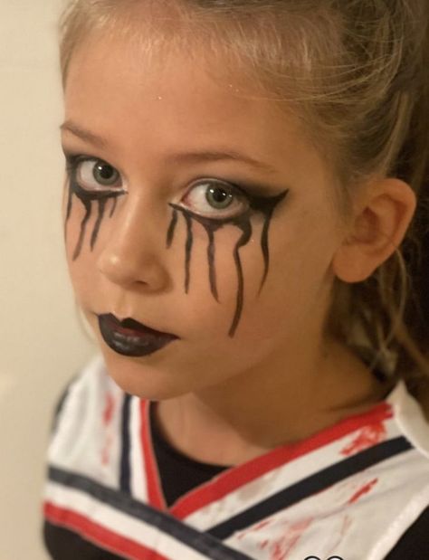 Spooky Face Paint Easy, Kids Halloween Makeup Easy, Halloween Make Up Kids Girl, Girls Halloween Makeup Kids, Simple Kids Halloween Makeup, Halloween Makeup Vampire Kids, Scary Face Painting Ideas, Easy Kids Halloween Makeup, Vampire Make Up Kids