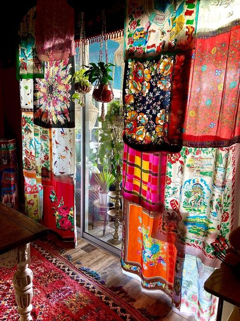 Mexico Bedroom Decor, Funky Vintage Living Room, Spring House Decorations Living Room, Adult Sensory Room, Hippie House Aesthetic, 60s Home Aesthetic, Boho Hippie Home, Hippie Curtains, Hippie House