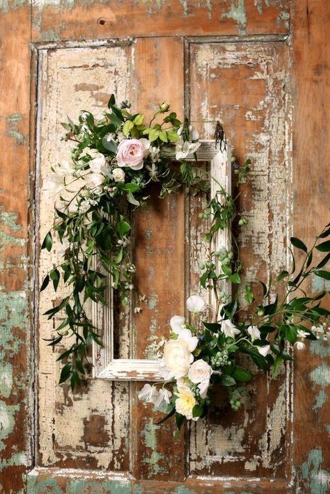 Picture Frame Wreath, Decoration Vitrine, Decoration Shabby, Floral Wreaths, Garden Area, Old Door, Country Garden, Deco Floral, French Decor