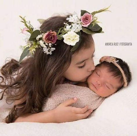 Baby And Sister Photoshoot, Baby Sister Photography, Newborn And Sister, Twin Baby Photography, Sibling Photo Shoots, 5 Month Baby, Foto Newborn, Newborn Family Photos, Birth Photos