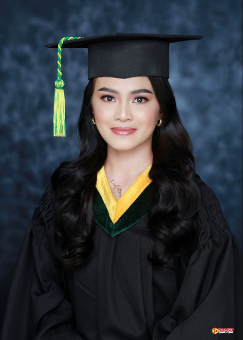 Graduation Toga Pictures, College Graduation Photoshoot Outfits, Graduation Portraits Studio Photo Ideas, Hair For Graduation Cap, Filipiniana Graduation Picture, Graduation Pic Makeup, Graduation Hair With Cap, Graduation Pictures In Studio, Graduation Pictorial Pose