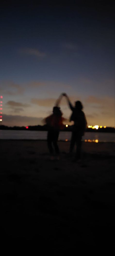 Silhouet of two people dancing on a beach. The sun is setting. Outdoor Night Aesthetic, Aesthetic Dancing Wallpaper, Friends Aesthetic Profile Picture, Dancing On The Beach At Night, Dancing Blurry Aesthetic, Dancing In The Night Aesthetic, Happy Blurry Aesthetic, Cute Couple Pics Blurry, Dance Duo Aesthetic