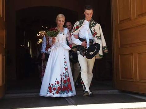 Polish Wedding Traditions, Polish Traditional Costume, Andreas Wellinger, Ukrainian Wedding, Polish Wedding, Folk Wedding, Polish Clothing, Pagan Wedding, Highland Wedding