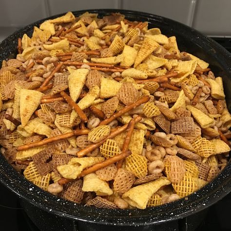 Bits And Bites Recipe, Chex Mix Recipes Original, Treats And Sweets, Homemade Chex Mix, Christmas Nuts, Chex Mix Recipes, Snack Mix Recipes, Mix Recipes, Chex Mix