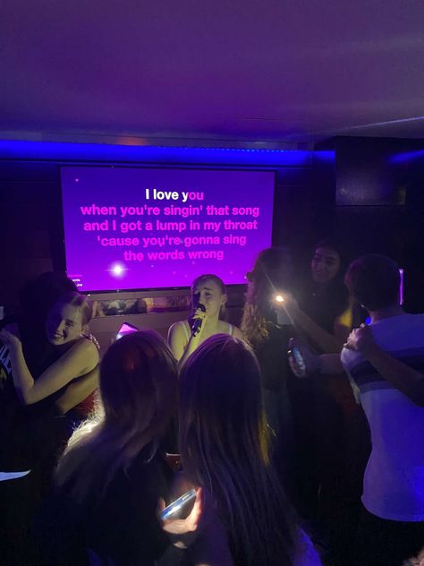 Karaoke Birthday Party, Karaoke Aesthetic, Karaoke Birthday, Sweet Sixteen Birthday Party Ideas, Karaoke Party, Sixteenth Birthday, Shotting Photo, Sweet Sixteen Birthday