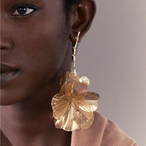 Large Flower Dangle Stud Earrings In Gold Tone Hardware The Color Is More Like The First Picture New (Boutique Packaging) **Let Me Know If You Like To Bundle With Another Listing! **I Always Accept Reasonable Offers Cute Earrings Cute Jewelry Dainty Jewelry Summer Vacation Cute Outfits Trendy Jewelry Formal Jewelry Wedding Earrings Lovers Gift Holiday Gift Gift For Her Tags : Anthro Anthropologie Free People We The Free Zara Zara Jewelry Lili Pulitzer Kendra Scott 8 Other Reasons Dolls Kill Lili Boutique Packaging, Zara Necklace, Formal Jewelry, Zara Jewelry, Zara Gold, Bohemian Flowers, Fan Earrings, Earrings In Gold, Crystal Drop Earrings