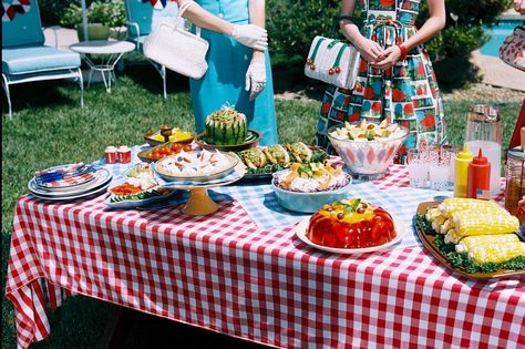 1950's vintage outdoor table with buffet food. Gingham checked picnic tablecloth, retro Summer party. Bbq Table, Shish Kebab, Picnic Tablecloth, Grilling Sides, Vintage Picnic, Backyard Cookout, Barbecue Party, Giada De Laurentiis, Minced Meat