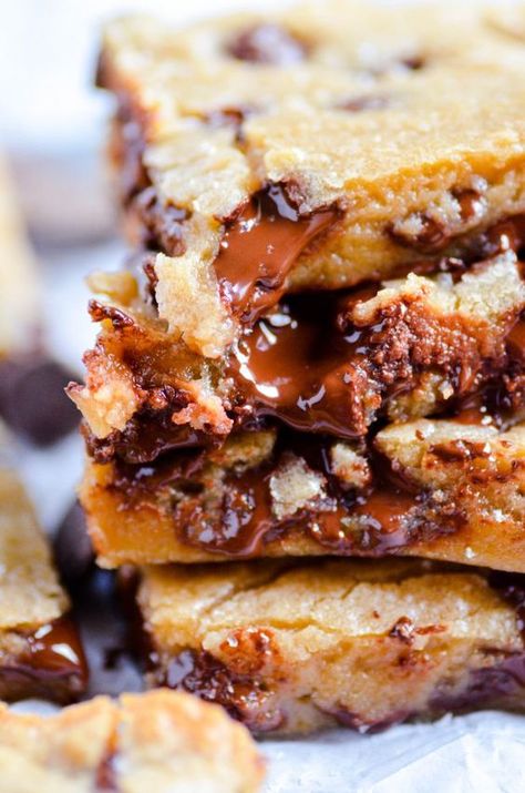 These chewy, fudgy chocolate chip blondies require no mixer and very little prep work. Their crackly golden tops and gooey centers are utter perfection! Blondies Brownies, Blonde Brownies, Sweets Ideas, Chocolate Chip Blondies, Salted Caramel Brownies, Blondies Recipe, Sugar Sugar, Bar Cookies, Mini Marshmallows