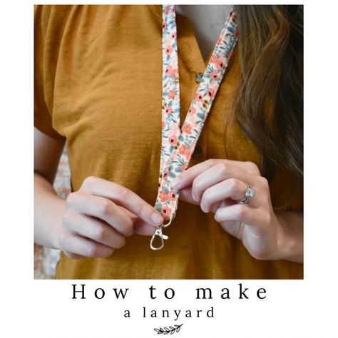 Sewing Keychain, Make A Lanyard, Homemade Keychains, Lanyard Diy, Lanyard Tutorial, Diy Lanyard, Keychain Necklace, Scrap Fabric Projects, Fabric Lanyard