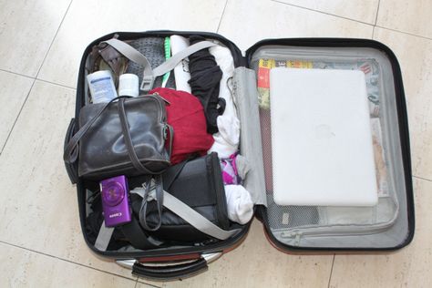 how-to-pack-a-suitcase-Ryanair-carry-on Ryanair Carry On Packing Tips, Carry On Packing, Winter Travel Outfit, Travel Clothes Women, Travel Outfit Summer, Travel Checklist, Hand Luggage, Packing Tips For Travel, Travel Decor