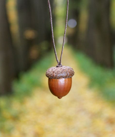 Peter Pan Gifts Ideas, Peter Pan Crafts, Peter Pan Kiss, Neverland Aesthetic, Acorn Craft, Kiss Necklace, Acorn Jewelry, Earthy Necklace, Wendy Darling