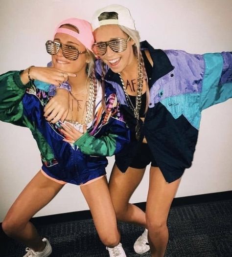 90s Inspired Halloween Costumes, Costumes Faciles, Teenage Halloween Costumes, College Halloween Costumes, Easy College Halloween Costumes, Meme Costume, 90s Halloween Costumes, Halloween Costumes For Work, Costume Carnaval