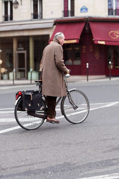 Put This On Bike Courier, Bicycle Chic, The Sartorialist, Cycle Chic, Urban Bike, Riding A Bike, Long Overcoat, Cycling Fashion, Bike Style