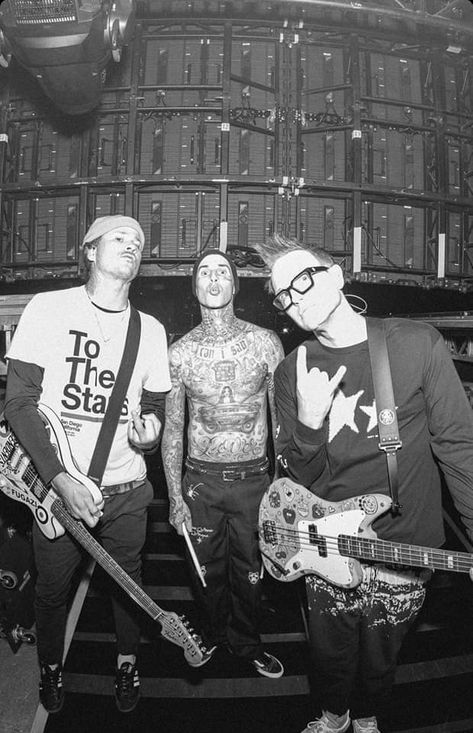 Blink 182 Wallpaper, Vampire Mansion, Pop Punk Music, Landon Barker, Rock Boys, Tom Delonge, Pool Boy, Travis Barker, Weezer