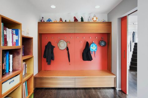 Mid Century Mudroom, Mudroom Modern, Wall Designs For Hall, Modern Hallway Design, Mudroom Remodel, Mud Room Entry, Entry Design, Seattle Homes, Hall Interior Design