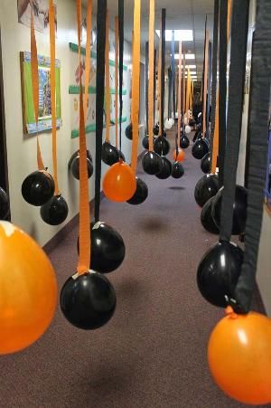 Halloween Walkthrough Ideas, Halloween Cafeteria Decorations, Haunted Homecoming, Goonies Halloween, Halloweenpyssel Barn, Haunted Hallway, Ward Activities, Veselý Halloween, Haunted Library