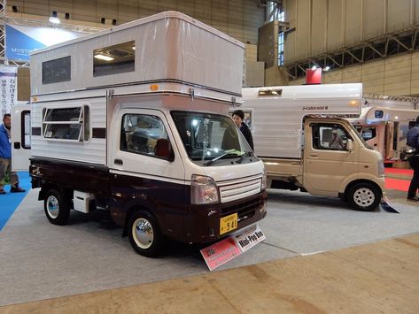 The Mini Pop Bee sleeps 4 people - although based on a pick-up, the unit is... Japan Camping, Micro Campers, Kei Van, Mini Rv, Lighter Electric, Truck Topper, Mini 4x4, Mini Trucks 4x4, Bbq Birthday