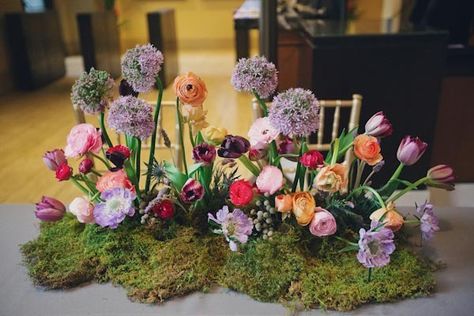 We've never seen anything like this moss and flower centerpiece. Wedding Centerpieces Unique, Diy Wedding Aisle Runner, Wedding Aisles, Moss Centerpieces, Friday Flowers, Moss Wedding, Aisle Runner Wedding, Terra Nova, Rustic Wedding Centerpieces