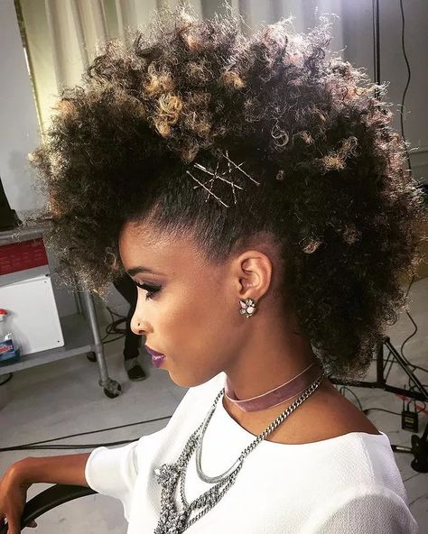 Curly Hair Mohawk, Girl Mohawk, Curly Mohawk Hairstyles, Mohawk Hairstyles For Women, Curly Mohawk, Mohawk Styles, Side Swept Hairstyles, Mohawks, Mohawk Hairstyles