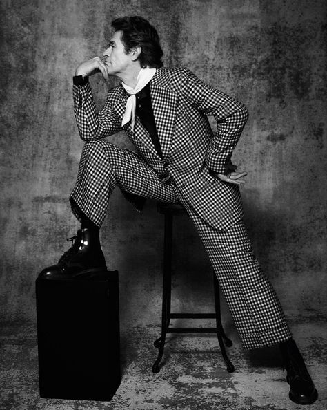 the gentleman’s magazine Whatsapp Wallpapers Hd, Funny Poses, Willem Dafoe, Grad Photos, How To Pose, Strike A Pose, Senior Photos, Model Photography, Pose Reference