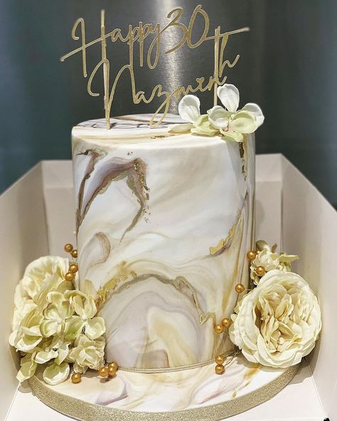 Sweet Tooth Bakery🍰🎂 on Instagram: “Beautiful cream & gold marbled 30th birthday cake with matching flowers & topper from @khadijascakes #goldcake #marbledcake #goldleaf…” Gold And White 50th Birthday Cake, Beige White Gold Birthday Cake, Beige And Gold Birthday Cake, Gold And Cream Birthday Cake, White And Gold Marble Cake, Gold And White Cake Birthday, White And Gold Cake Ideas, Birthday Cake Gold And White, Cream And Gold Cake