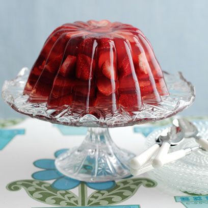 Rose Jelly Recipe, Strawberry Jelly Recipes, Champagne Jelly, Jello Mold Recipes, Rose Jelly, Jelly Desserts, Strawberry Roses, Strawberry Wine, Strawberry Jelly