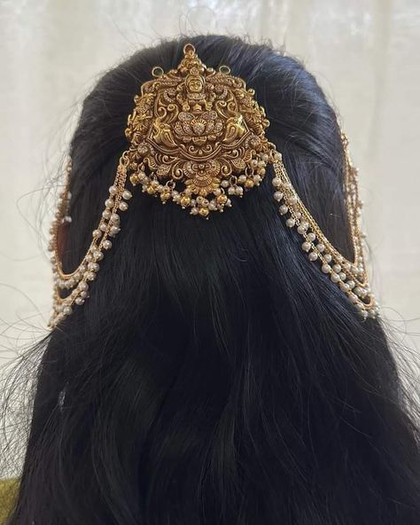 Earchain Indian Hairstyle, Jily Fanart, Indian Hair Jewelry, Indian Headpiece, Indian Hair Accessories, Bridal Ornaments, Cute Quick Hairstyles, Traditional Hairstyle, Silver Jewelry Accessories