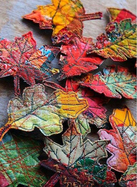 Fabric Brooch, Decorative Leaves, Pola Sulam, Textile Fiber Art, Textile Crafts, Creation Couture, Fabric Christmas Ornaments, Textile Jewelry, Sewing Art