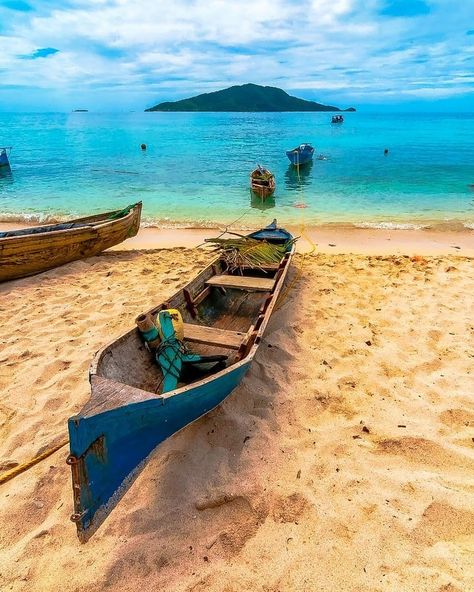 45TV El Canal De Los Ceibeños on Instagram: “Cayos Cochinos en Honduras, un destino turístico por conocer. 🌴 Foto por: @carlos.r.torres #honduras #45tv #cayoscochinos #islasdelabahia…” Honduras, Collage, Water, On Instagram, Instagram