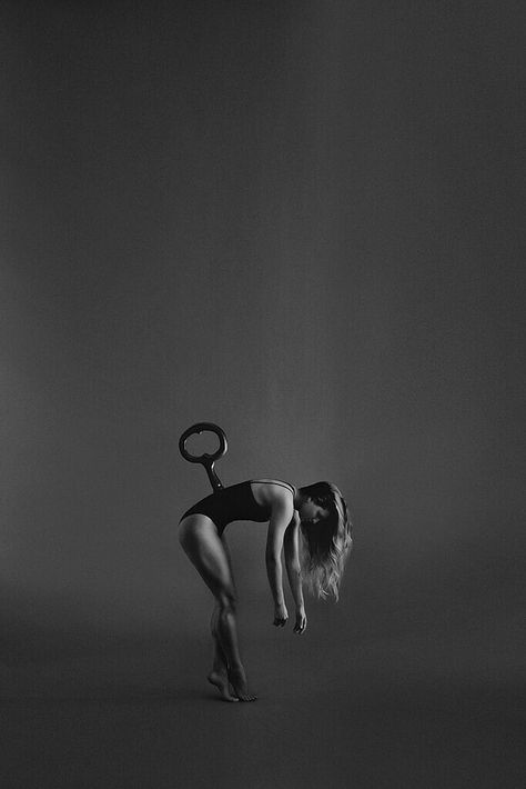 Creation Photo, Night Circus, 다크 판타지, Surrealism Photography, Conceptual Photography, Dance Photography, Photography Inspo, White Photography, Pose Reference