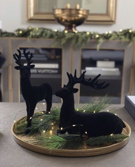 Black Christmas Decorations, Black Gold Christmas, Neutral Christmas Decor, Dark Christmas, Christmas Table Centerpieces, Modern Christmas Decor, Christmas Themes Decorations, Gold Christmas Decorations, Black Christmas Trees