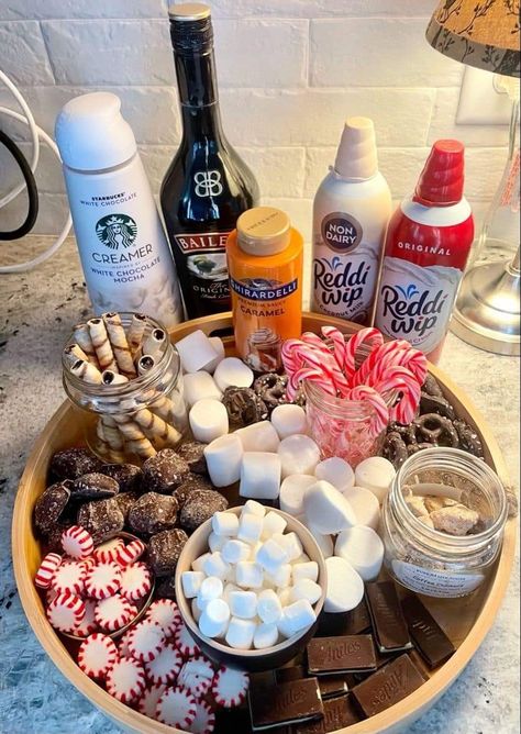 Cute Hot Cocoa Bar, Hot Chocolate Recipes Christmas, Hot Chocolate Platter, Birthday Hot Cocoa Bar, Christmas Hot Cocoa Charcuterie Board, Hot Food Charcuterie Board Ideas, Hot Coco Board Ideas, Hot Cocoa Bar For Christmas, Hot Chocolate Bar For Party