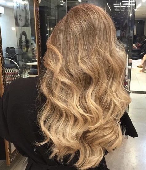 balayage Warm Blonde Hair, Rambut Brunette, Pump Up The Volume, Golden Blonde Hair, Vlasové Trendy, Spring Hair Color, Honey Blonde Hair, Blonde Hair Inspiration, Honey Hair