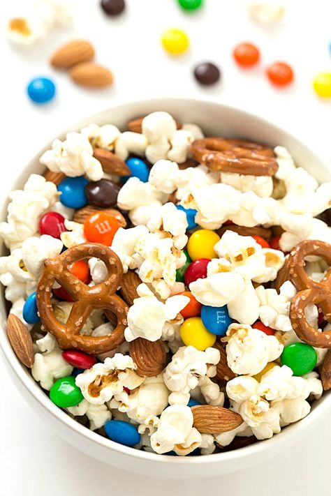 Snack Mix Bar, Popcorn Snack Mix Recipes, Low Calorie Recipes Snacks, Party Mix Recipe, Calorie Snacks, Popcorn Mix, Junk Foods, Trail Mix Recipes, Sweet Popcorn