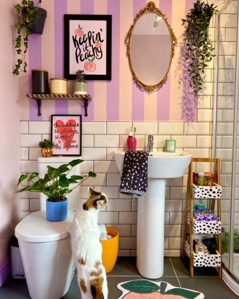 Kitsch Bathroom, Funky Bathroom, Unique Bathroom Decor, Radio Silence, Retro Bathroom, Eclectic Bathroom, Bathroom Decor Apartment, Purple Paint, Maximalist Decor