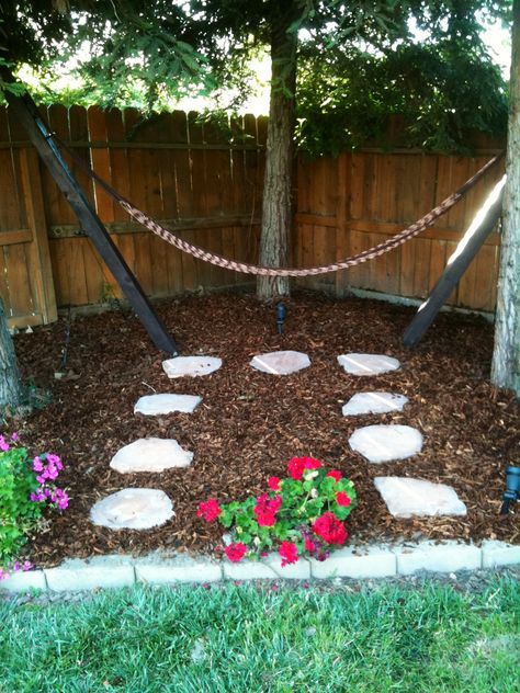 Backyard Hammock... this kind of looks like our backyard- fenced in, lots of trees and shade. Hammock Posts, Hammock Ideas, Backyard Hammock, Diy Hammock, Backyard Trees, Bar Exterior, Backyard Shade, Hammock Stands, Small Patio Garden