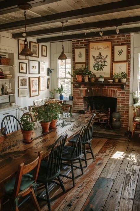 Antique Farm Kitchen, Early American Farmhouse Decor, Colonial Cottage Kitchen, Cottage Decorating Ideas Living Room, Natural Home Decor Ideas, Kitchen Table In Kitchen, Colonial House Decor, Rustic Cabin Decor Farmhouse Style, Country Kitchen Designs Farmhouse Style