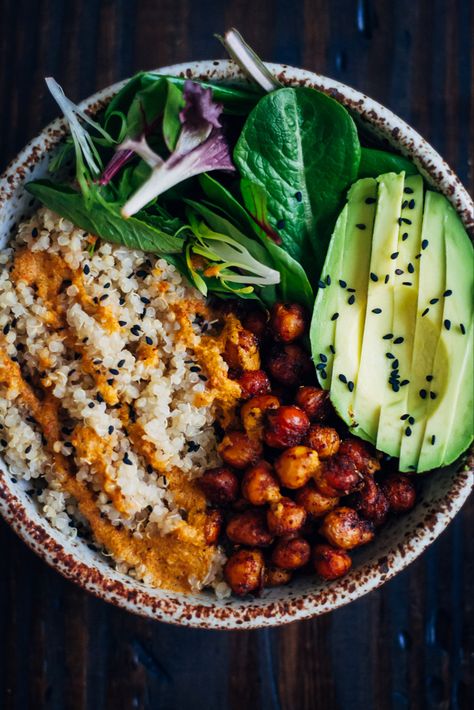 The Vegan Buddha Bowl | Well and Full Fluffy Quinoa, Sandwich Vegetarian, Vegetarian Bowls, Buddha Bowls Recipe, Vegan Buddha Bowl, Spiced Chickpeas, Minimalist Beauty, God Mat, Buddha Bowl